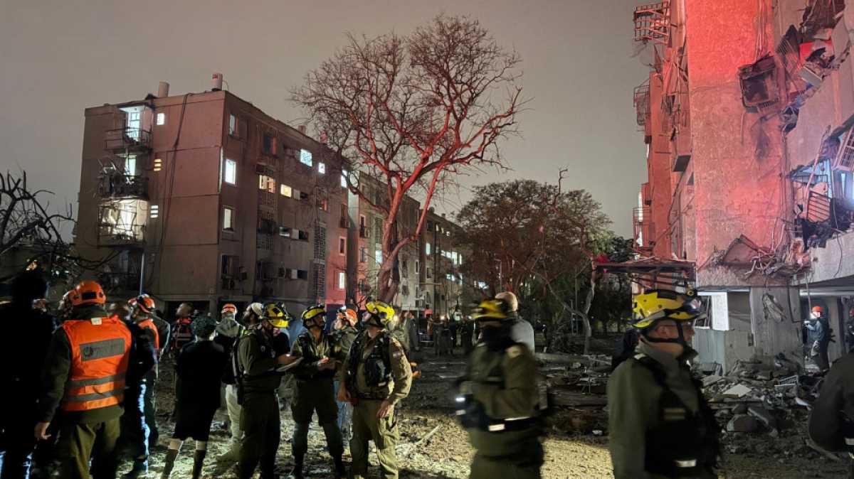 Разрушены целые кварталы: Иран запустил несколько волн ударов по Израилю