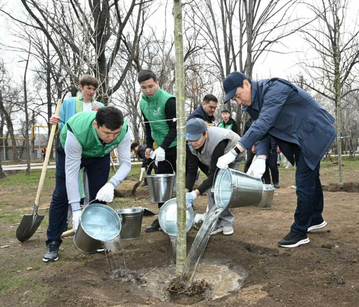 Аким Алматы принял участие в общегородском субботнике в честь Тазару күні