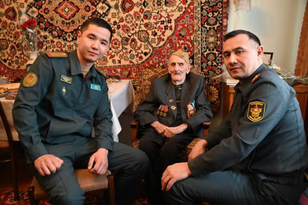 В Караганде военнослужащие поздравили ветерана войны с вековым юбилеем