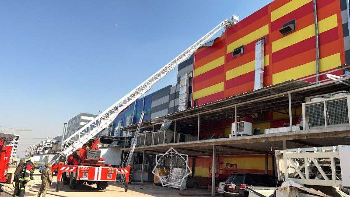 Торгово-развлекательный центр горел в Алматы