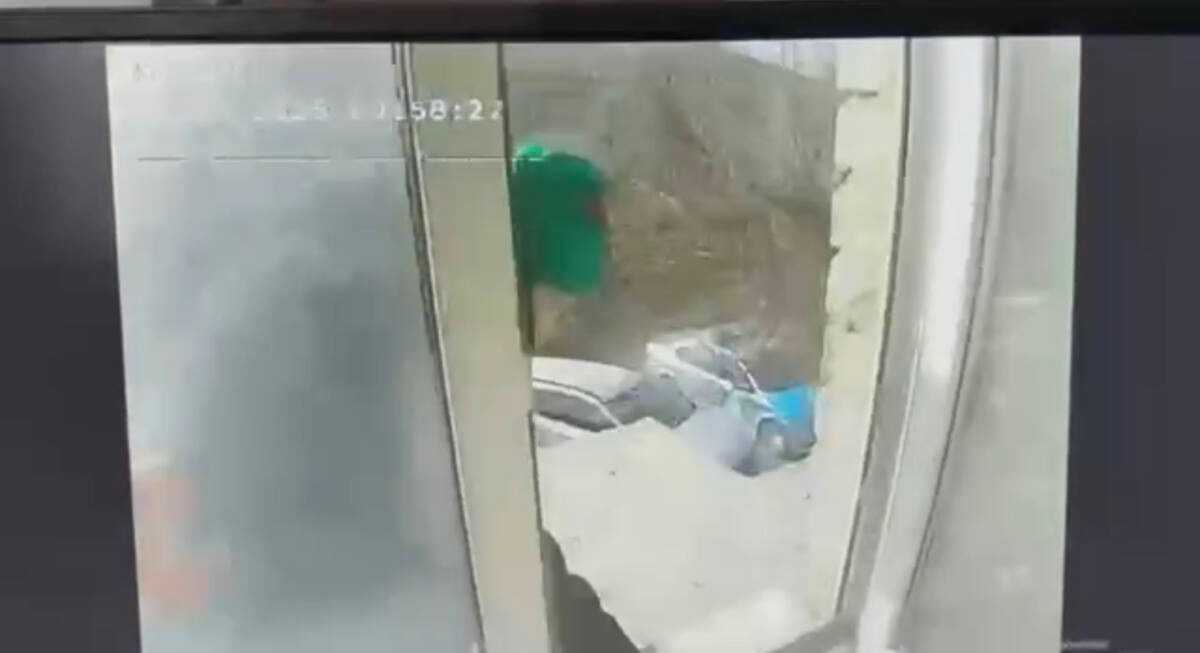 Женщину, пытавшуюся выпрыгнуть из окна, спасли в Актюбинской области