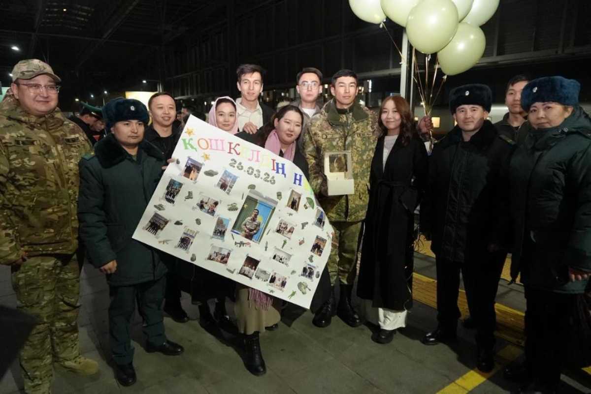 Первые солдаты прошлогоднего весеннего призыва вернулись в Астану после службы в армии