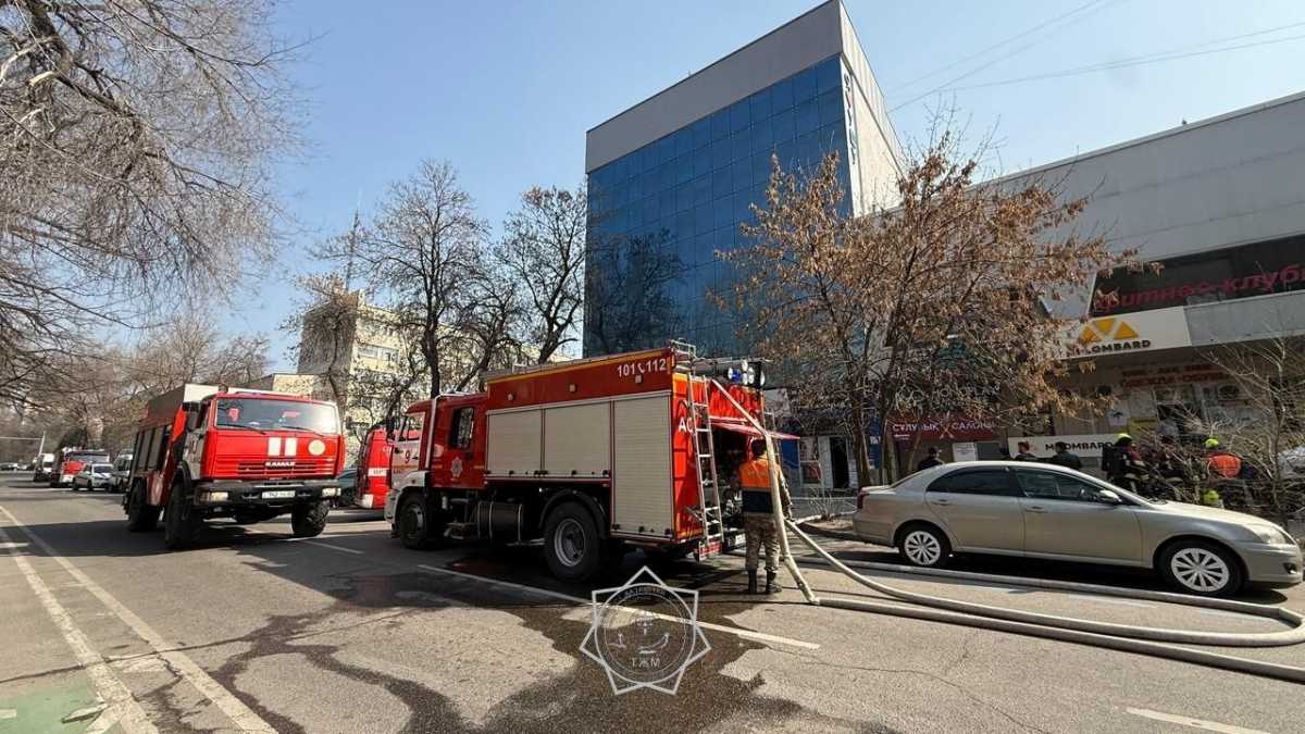 Пожар произошёл в офисном здании в Алматы: есть пострадавшие