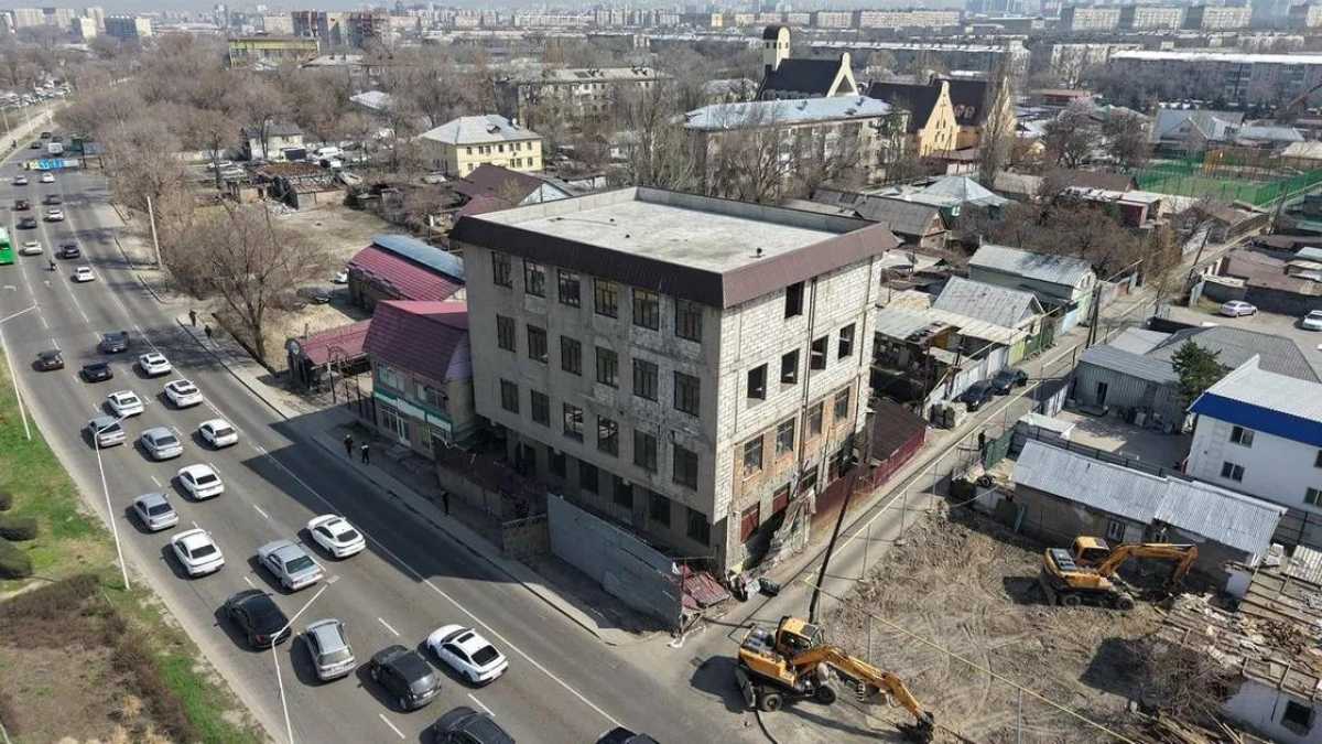 4-этажное здание сносят в Алматы – фото