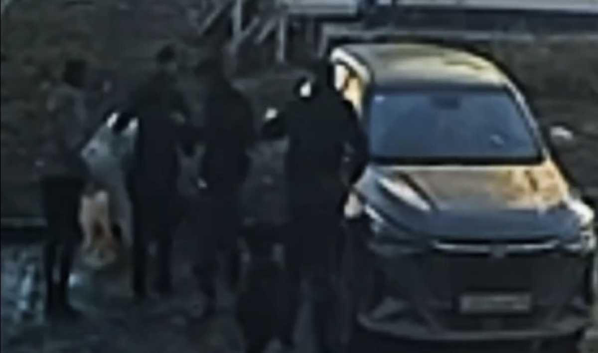 Пьяные мужчины напали на полицейского в Костанае