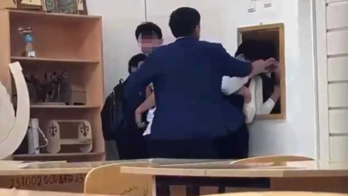 Пощёчины и крики: педагога в Астане уволили после скандального видео