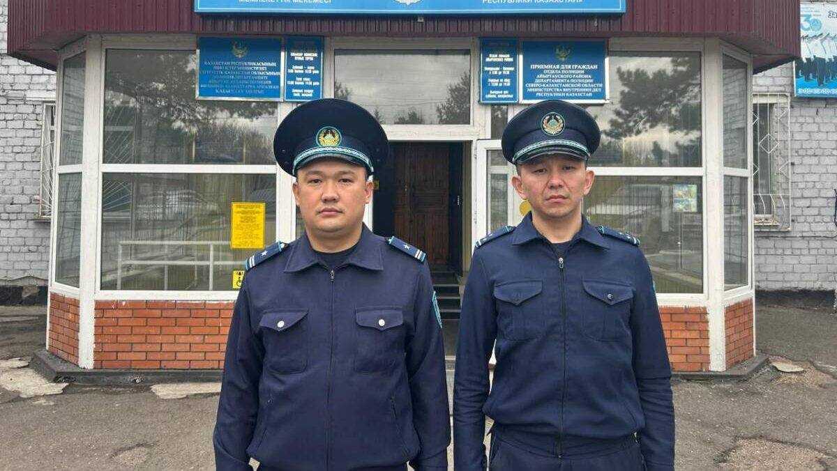 Вынес на плечах из ледяной воды: полицейские спасли 86-летнюю женщину в СКО