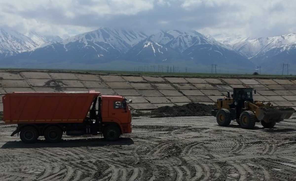 Объект, обеспечивающий 75 хозяйств водой, впервые за 20 лет очистили в Жамбылской области