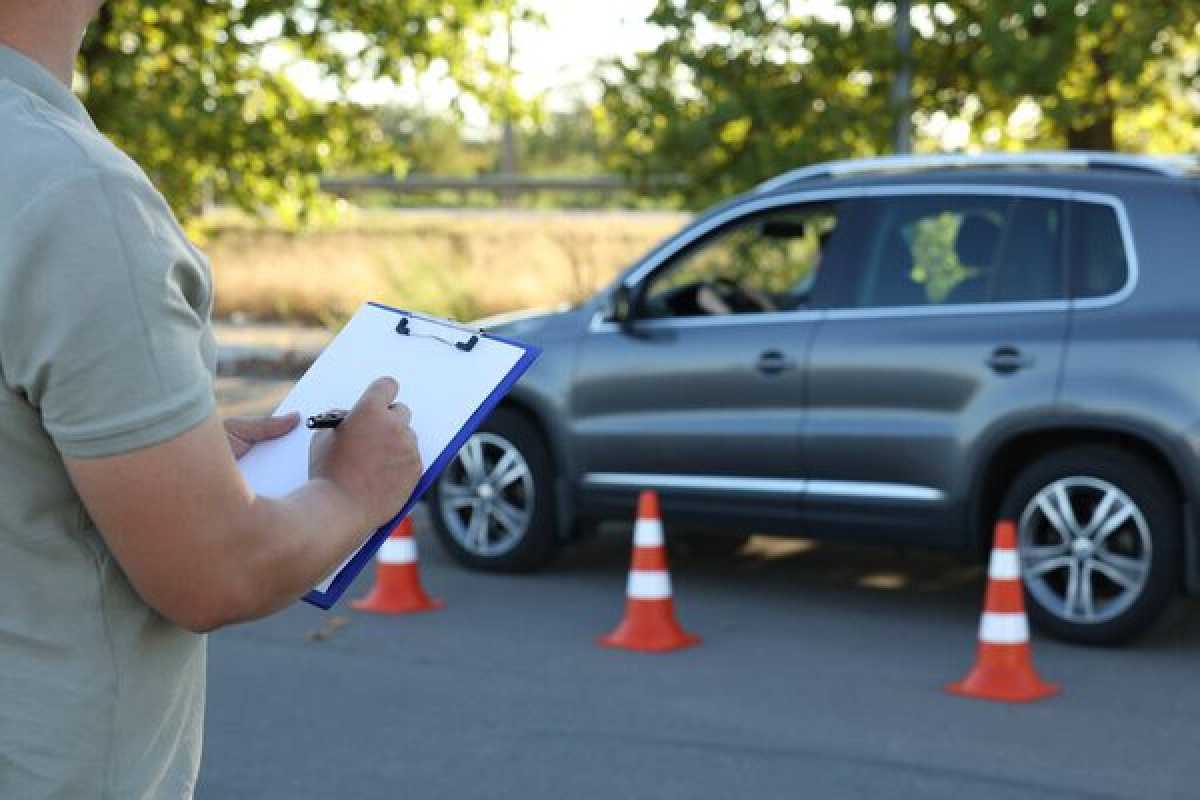 В Казахстане приостановили работу сотен учебных групп автошкол