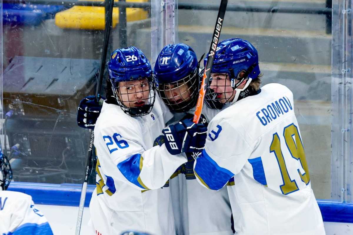 Казахстан выиграл третий матч на юношеском чемпионате мира по хоккею