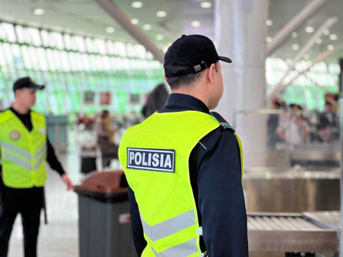 Агрессия и нецензурная брань: пассажира сняли с авирейса и арестовали в Астане