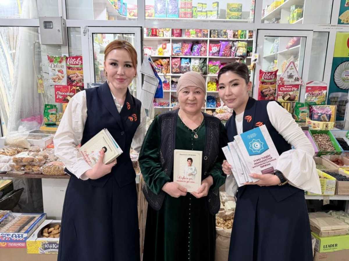 Национальный день книги: в Туркестане бесплатно раздали 120 книг жителям и туристам