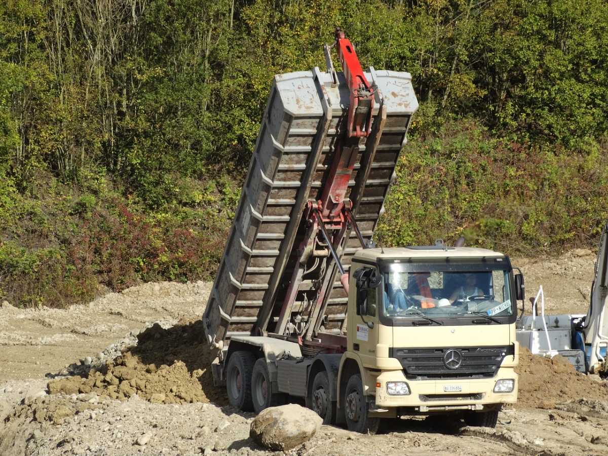 В Астане наказали водителей самосвалов Shacman за отказ от весового контроля и перегруз