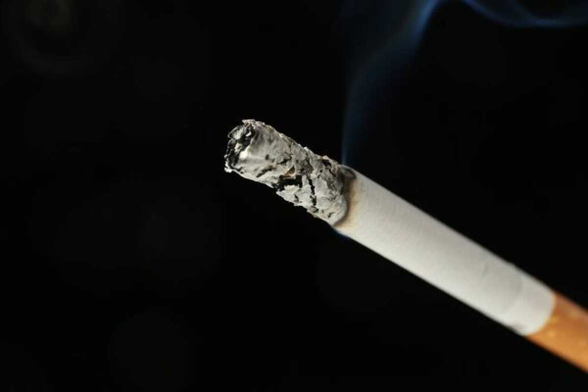 Казахстанка попала в реанимацию, выкурив найденную на улице сигарету