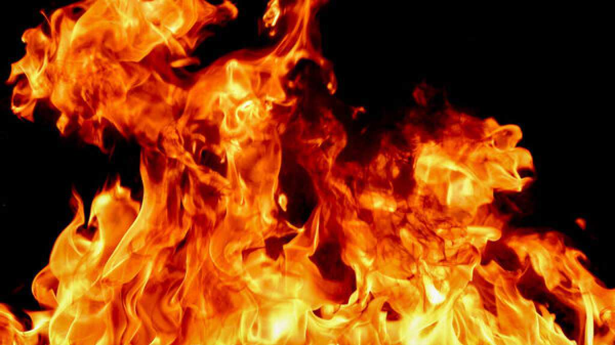 20 человек эвакуировали из-за пожара в многоэтажке в Акмолинской области