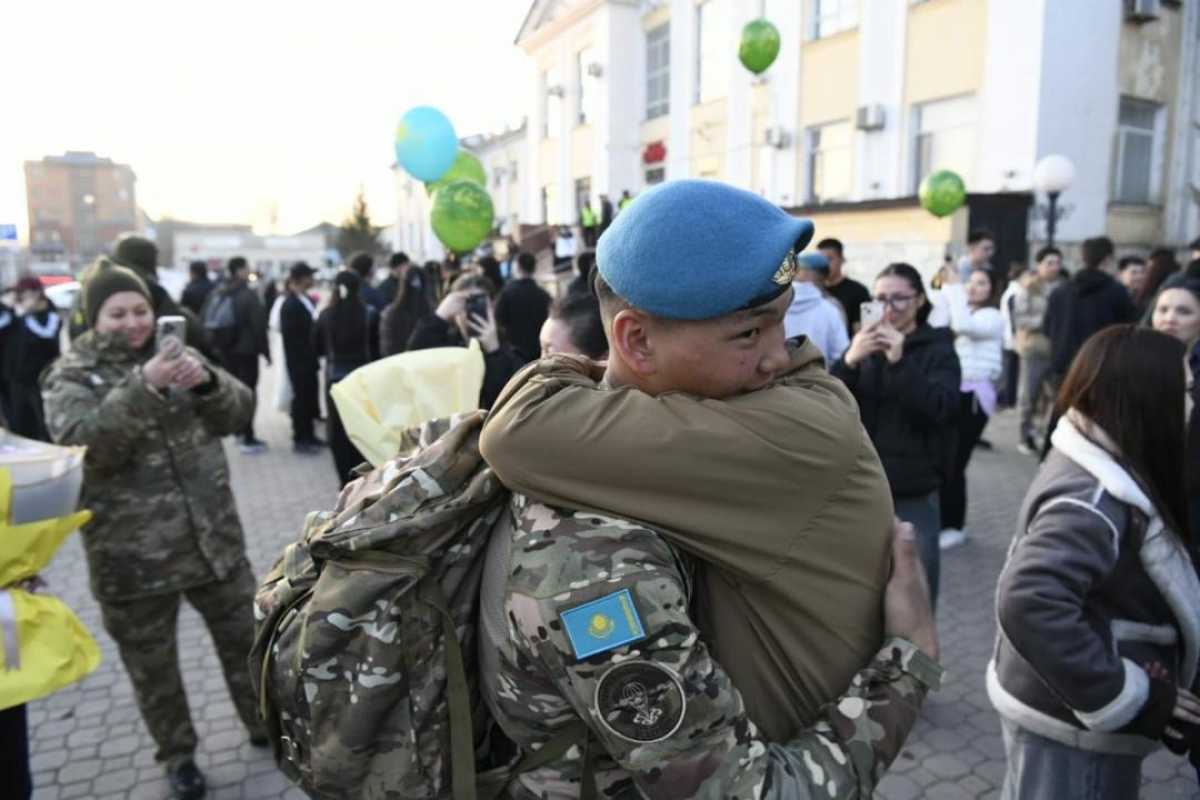 Домой после армии: в Астане торжественно встретили солдат