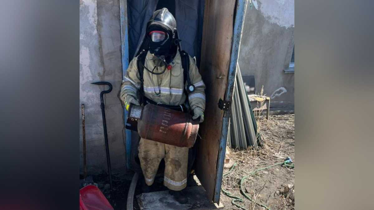 Пожарные предотвратили взрыв в жилом доме в Карагандинской области