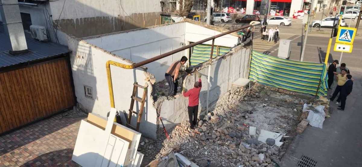 Незаконную торговую пристройку снесли в Алматы