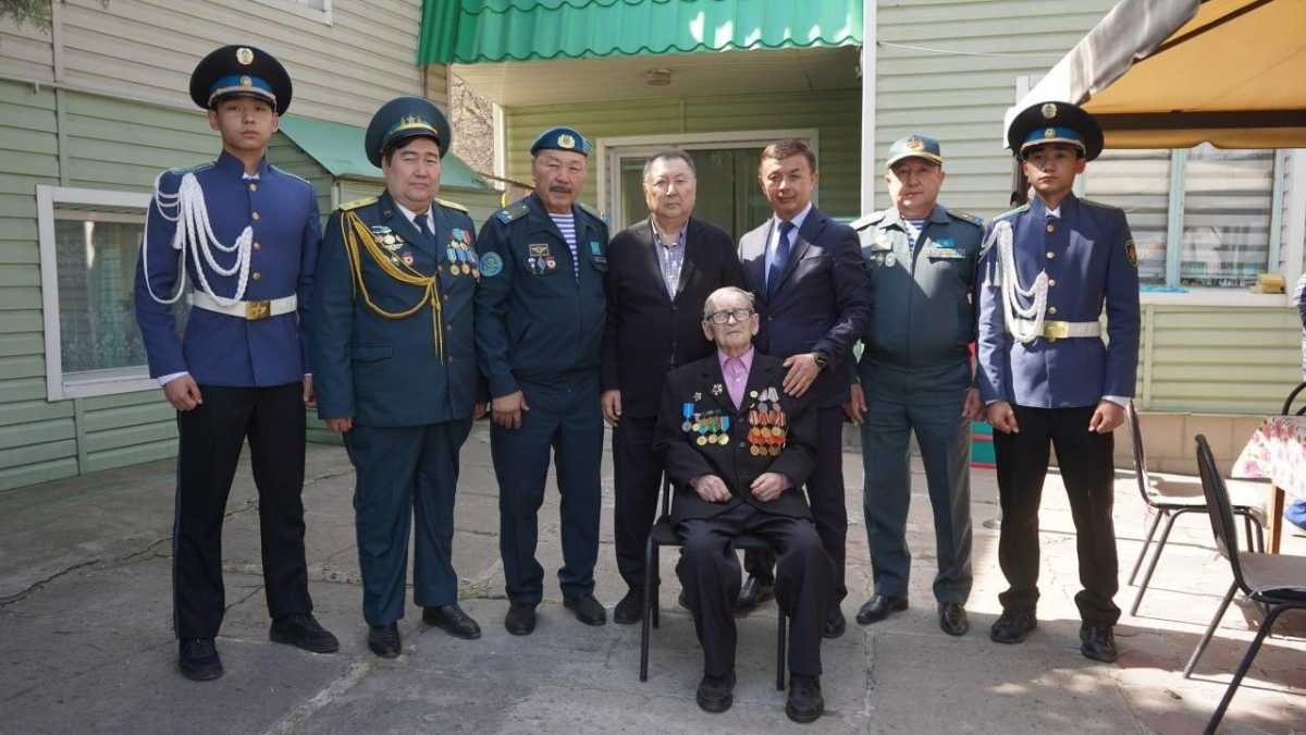 В Алматы военнослужащие поздравили ветерана войны с 99-летием
