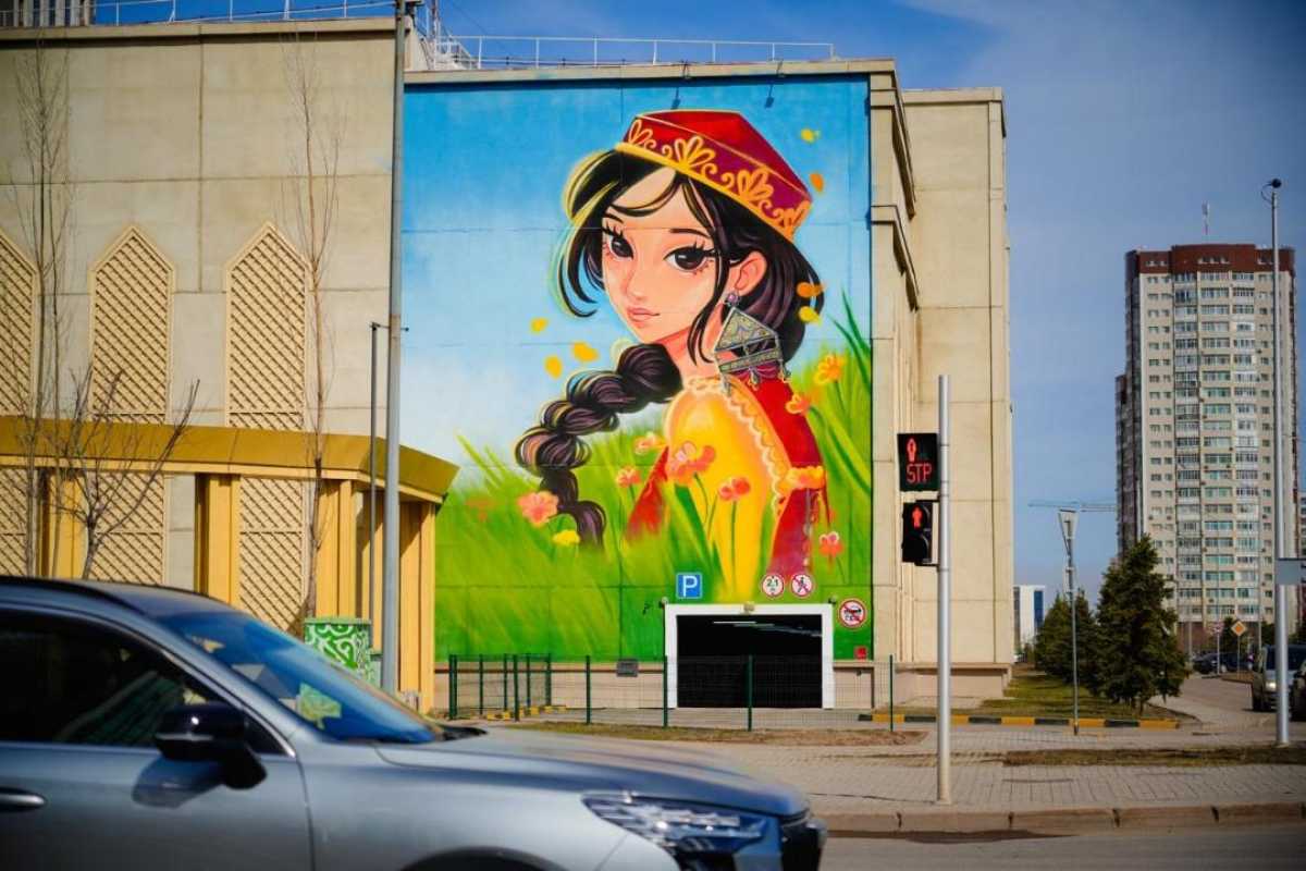 Новый мурал появился на фасаде одного из зданий в Астане