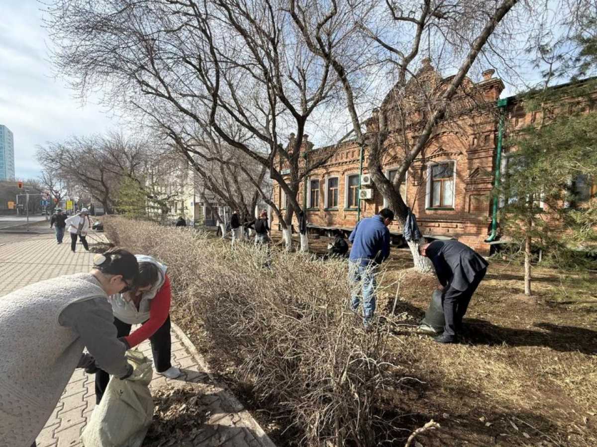 Коллектив столичного театра принял участие в акции «Таза Қазақстан»