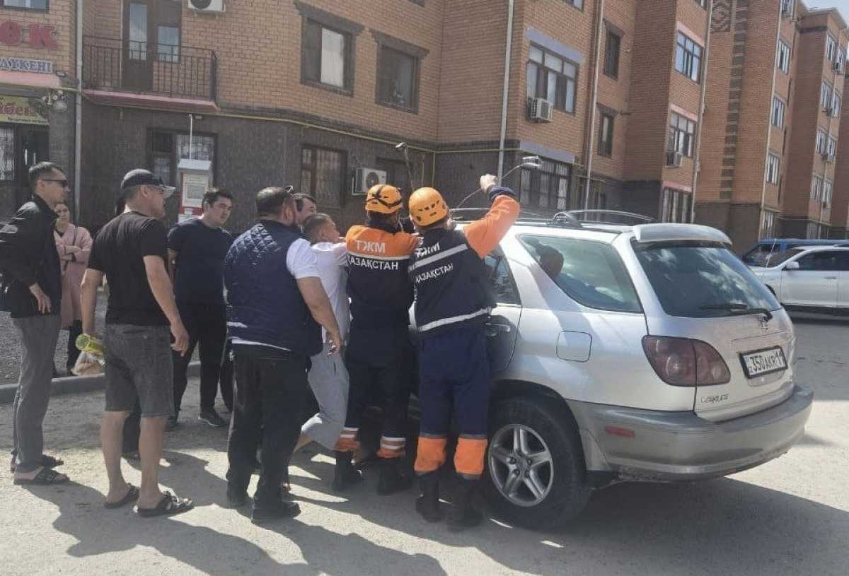 Трёхлетнего малыша спасли из запертого авто в Кызлорде