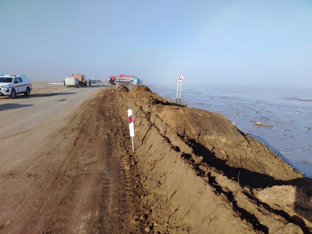 Прорыв плотины в Акмолинской области: на трассе возводят вал для отвода воды