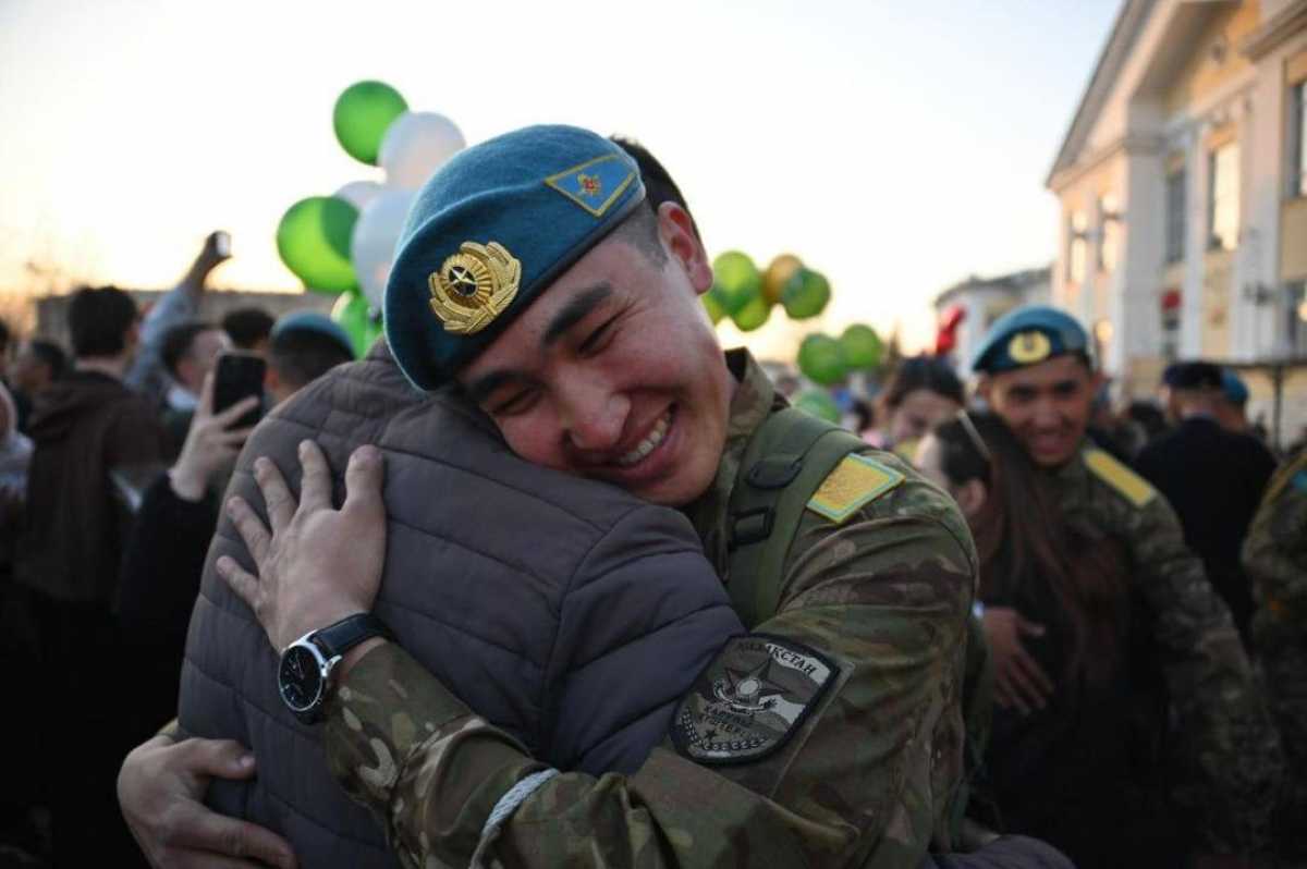 Исполнили долг перед Родиной: близкие торжественно встретили солдат в Астане