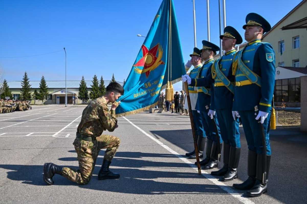 Солдаты, призванные в армию прошлой весной, попрощались с боевым знаменем в Астане