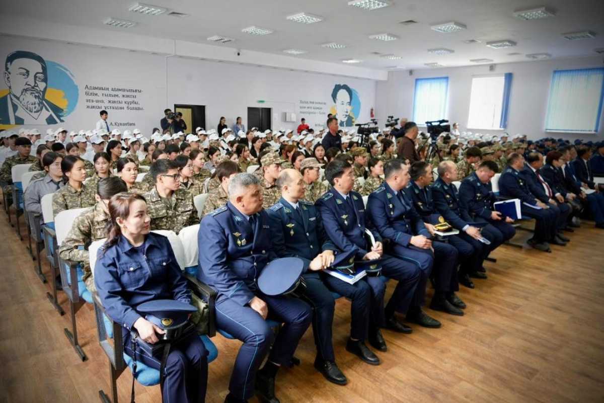 Полиция Шымкента напомнила школьникам о рисках психотропов, вейпов и «веселящего газа»