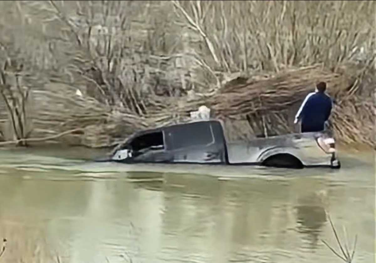 Ждал спасения на крыше: авто с водителем унесло течением в Акмолинской области