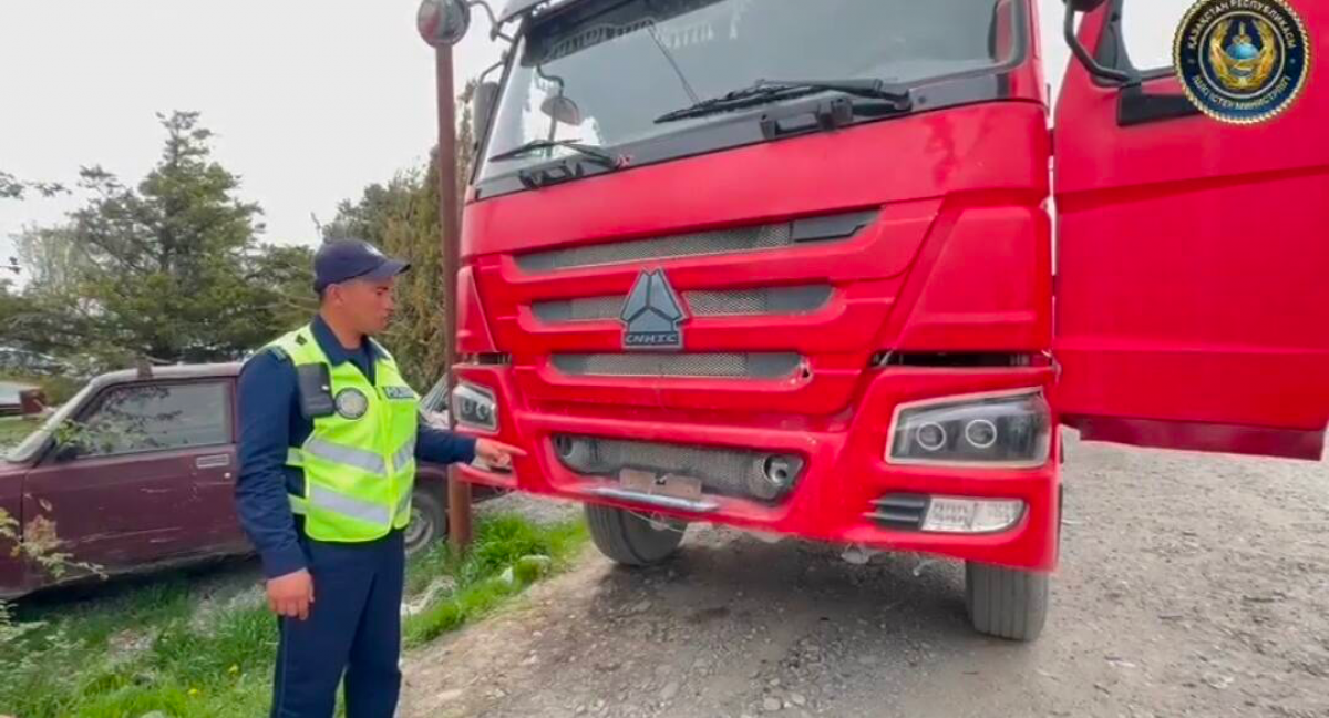 Водителей грузовиков наказали за подмену госномеров в Туркестанской области