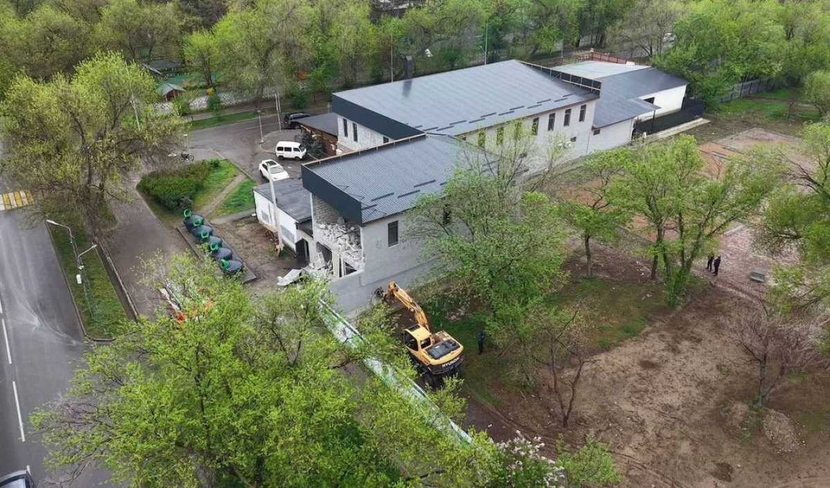 Пристройку к кафе сносят в Алматы – фото