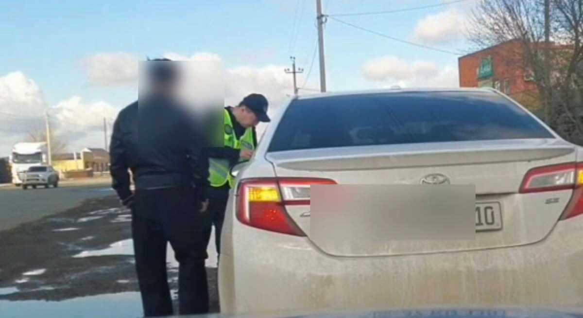 Автомобиль с поддельными госномерами выявили в Уральске