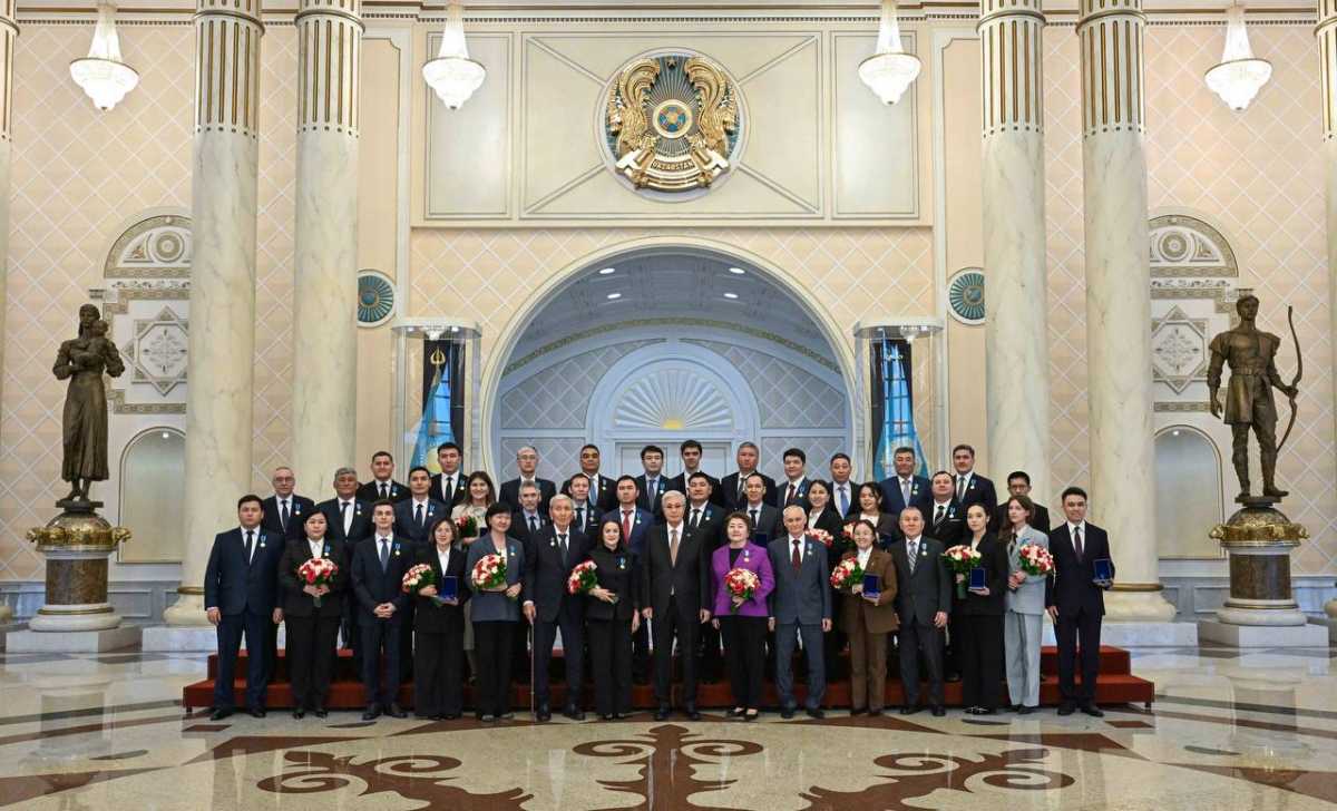 Токаев наградил казахстанских учёных и вручил ключи от квартир