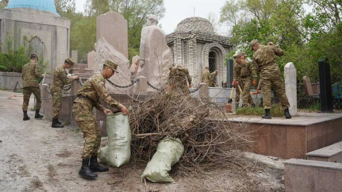 В Алматы курсанты почтили память прославленных казахстанцев