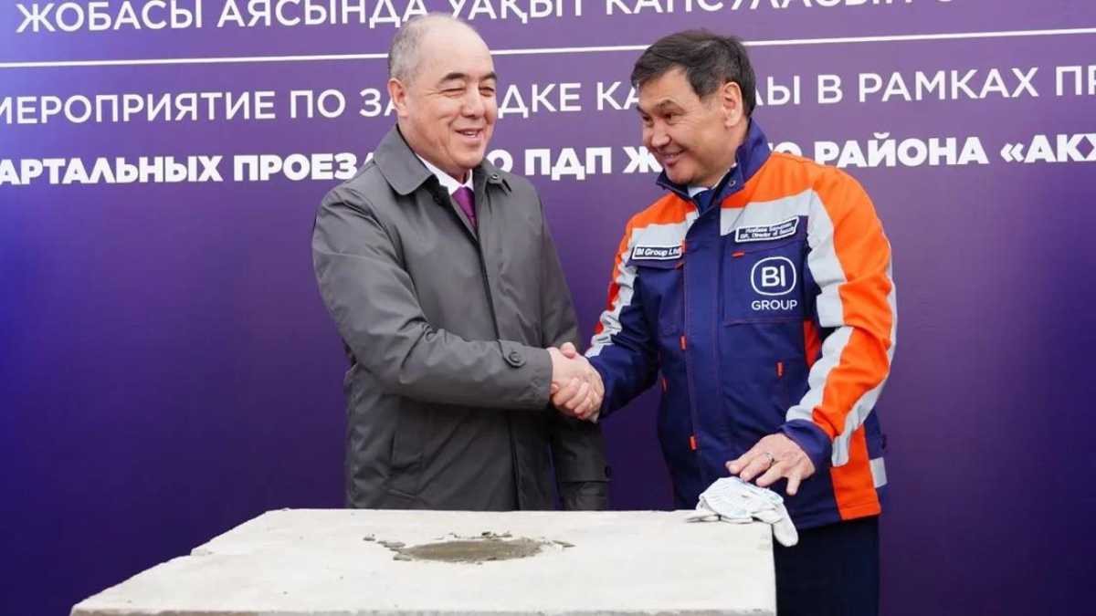 В Уральске заложили капсулу времени в честь начала строительства дорог и моста в районе Акжайык