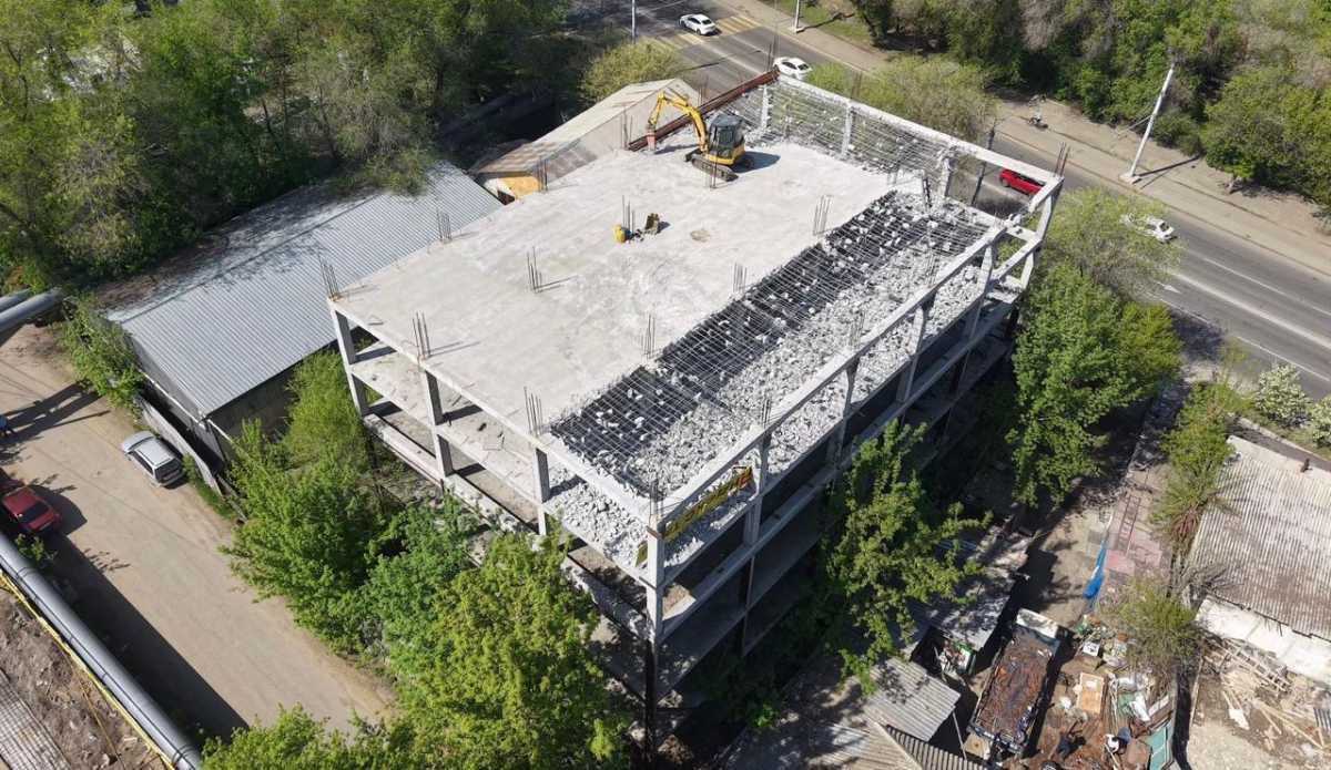 Крупный недостроенный объект сносят в Алматы – фото