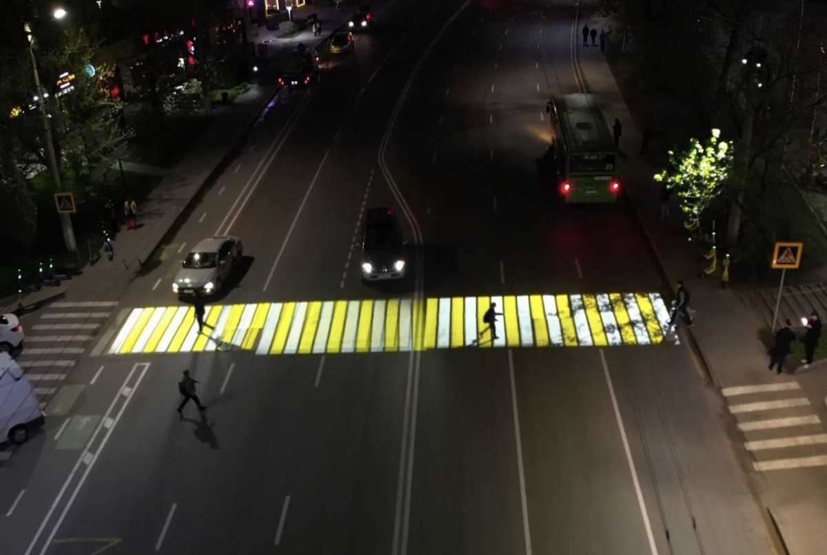 «Зебра» с подсветкой появилась на оживлённом участке движения в Алматы