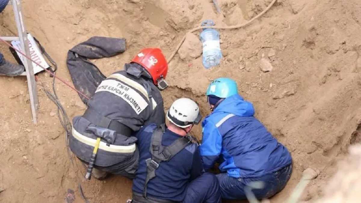 Работников засыпало землёй в Павлодаре: двое погибли