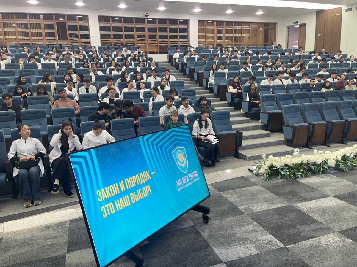 В Астане полицейские рассказали студентам о новых схемах кибермошенничества и рисках наркопреступности