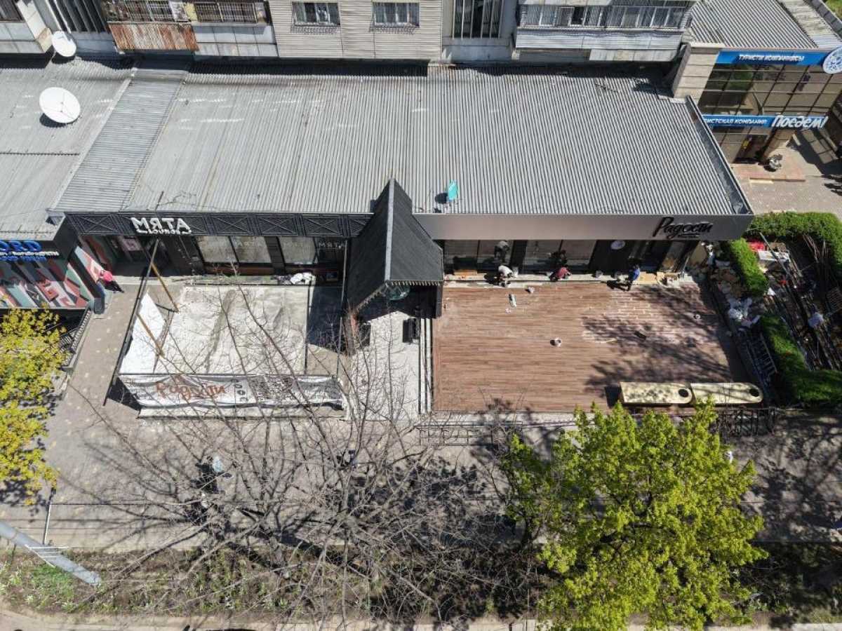 Летнее кафе снесли в центре Алматы