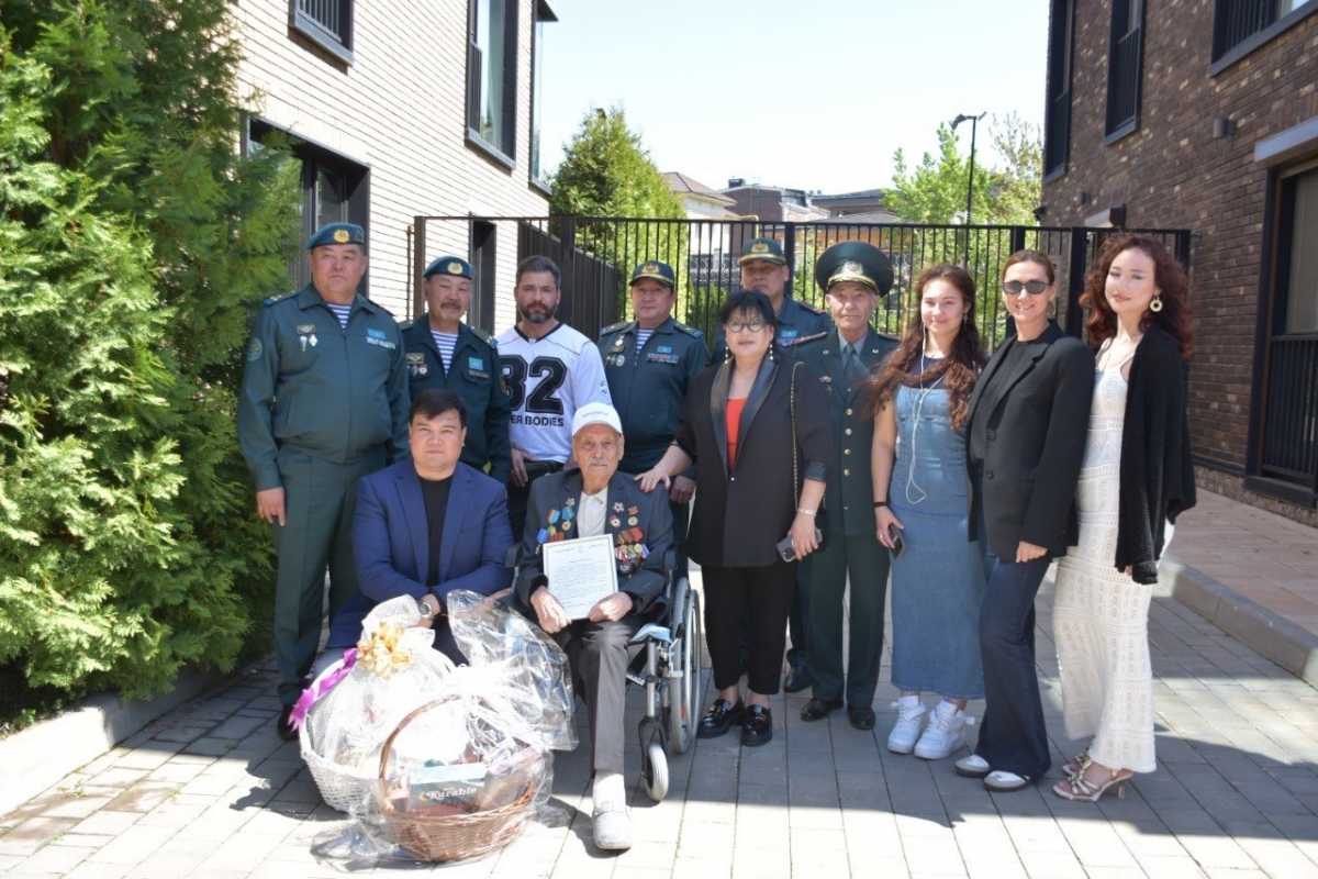 В Алматы ветерана Великой Отечественной войны поздравили со 101-летием