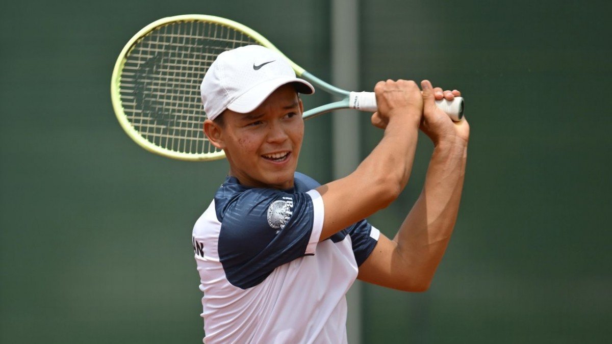 Казахстанский теннисист Даниэль Тазабеков пробился в финал юниорского турнира во Франции