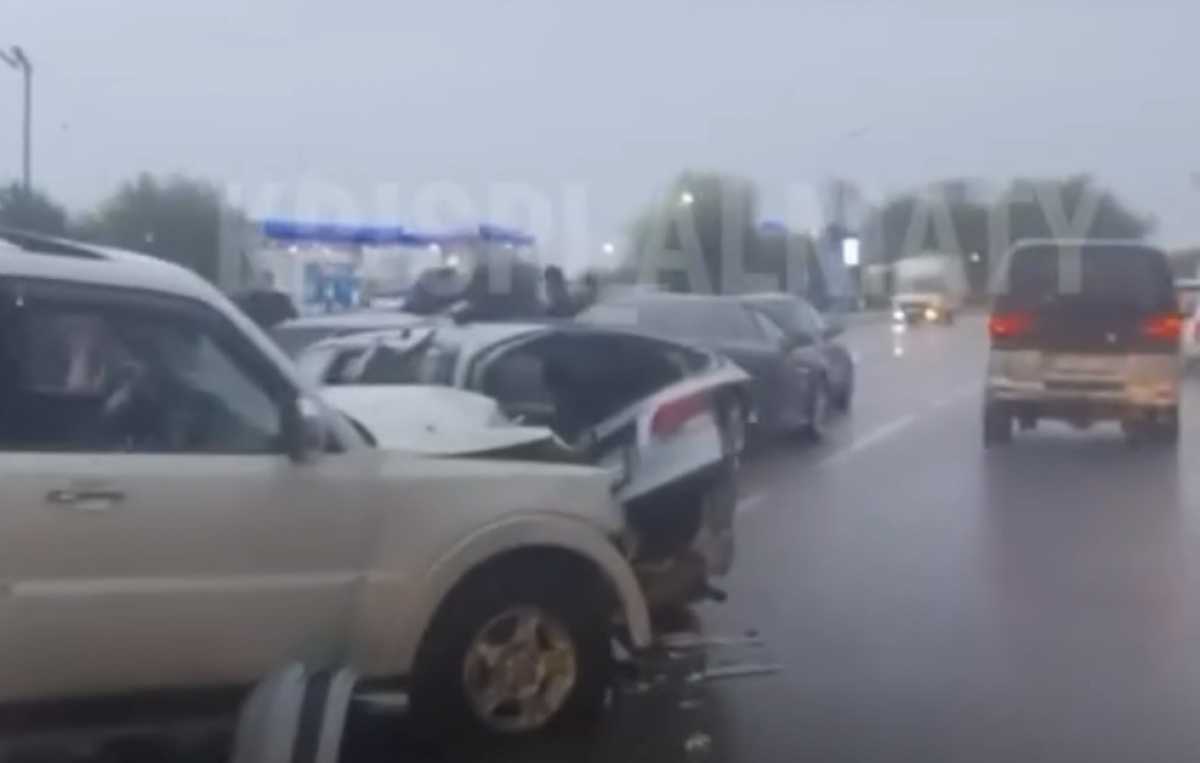 Пять автомобилей столкнулись на трассе в Алматинской области