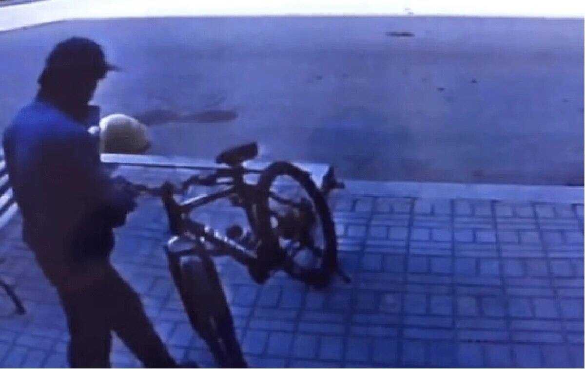 Орудовал в подъездах: серийного вора велосипедов задержали в Актобе