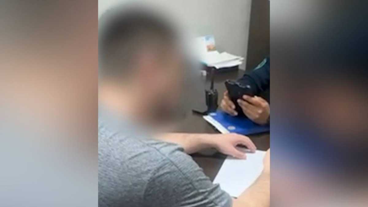 Бросил камень в вольер со львом: мужчину наказали в Алматы