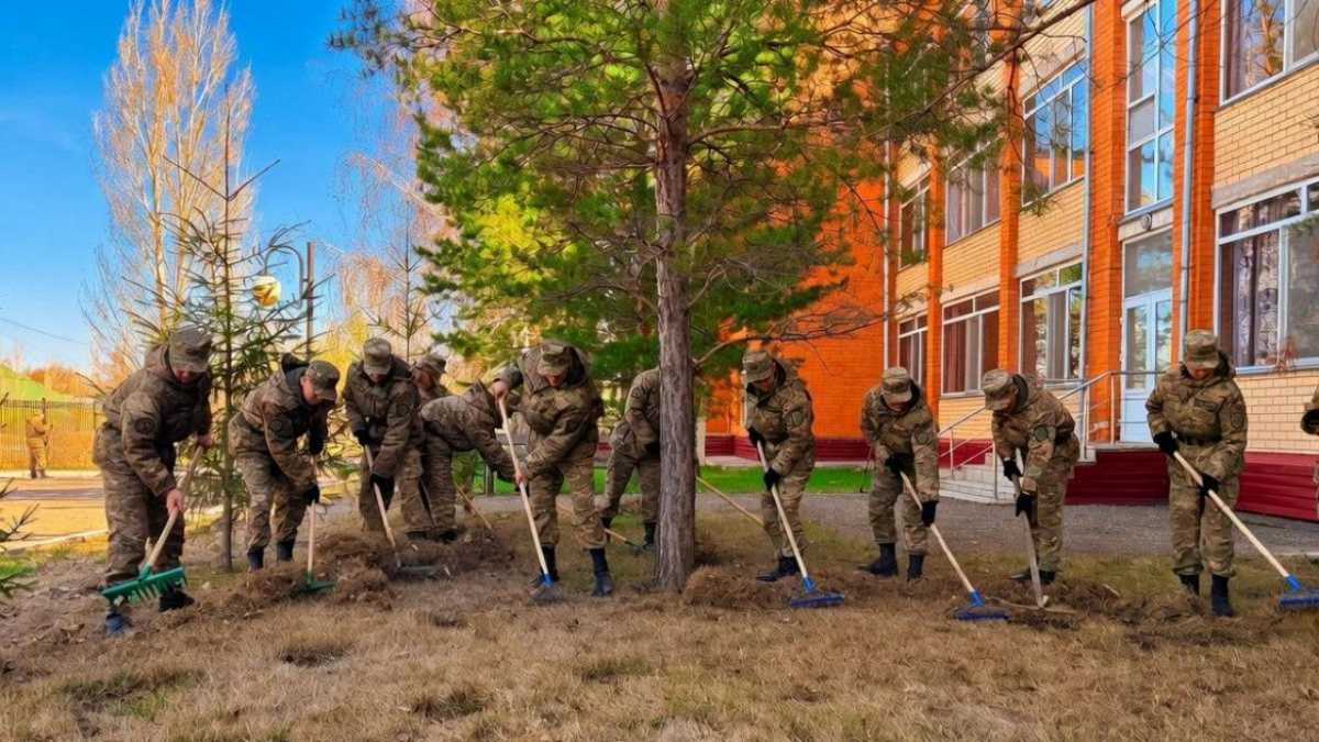 Военнослужащие Национальной гвардии провели экоакцию в Центре социального обслуживания «Шарапат» в Астане