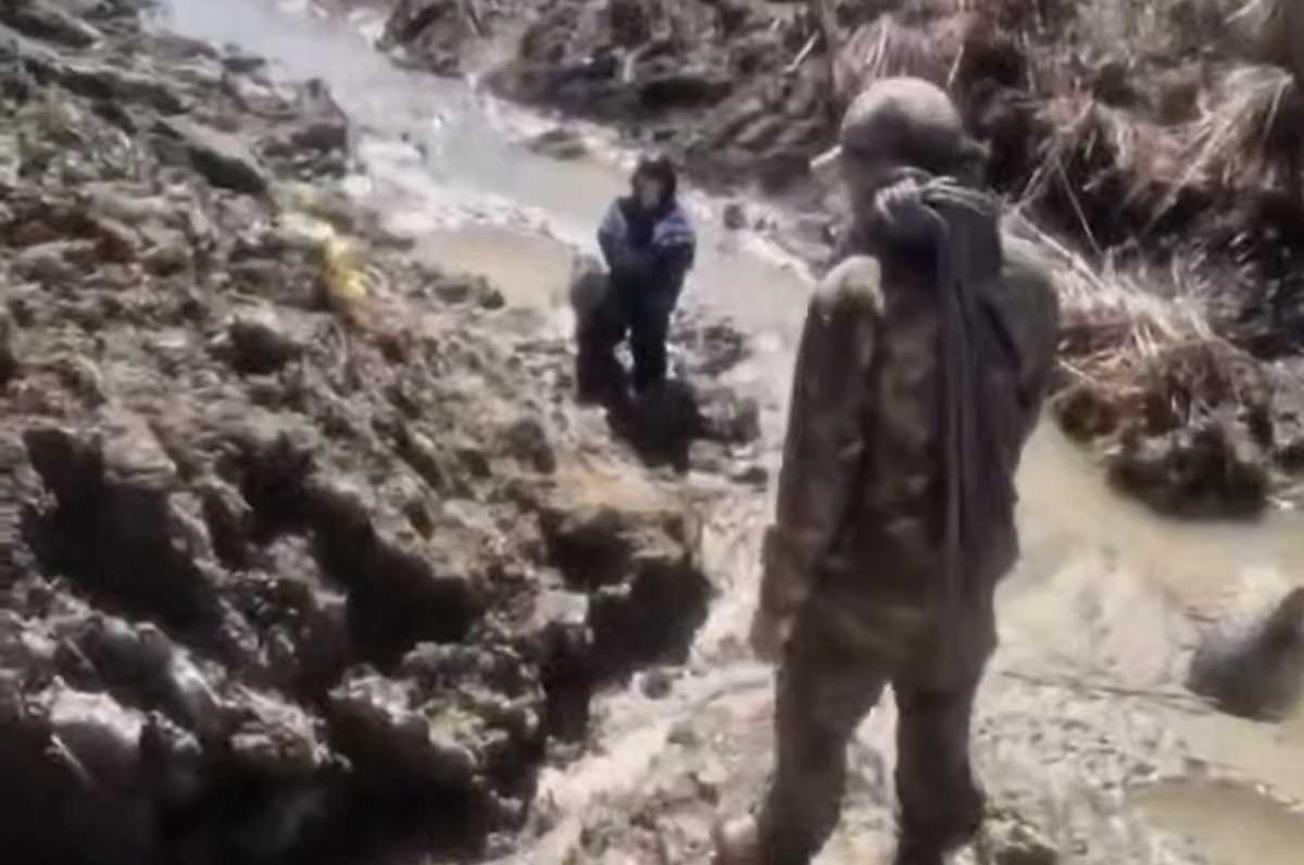 Решили сократить путь и застряли: двух девочек спасли из болотистой местности в Караганде