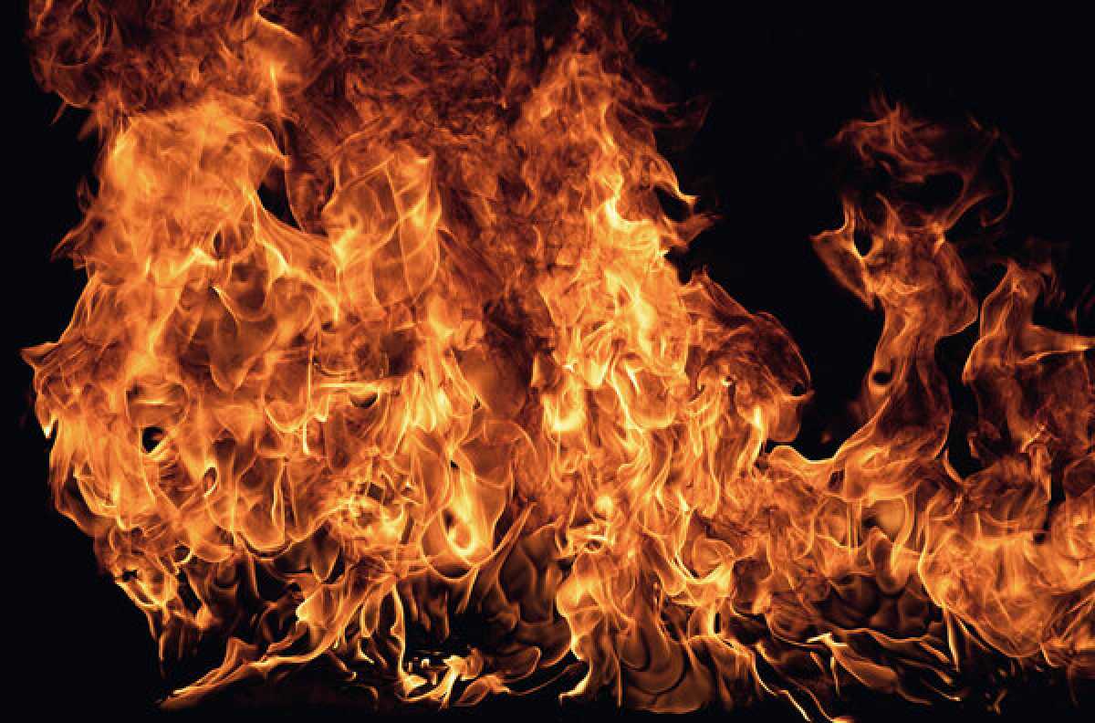 4-этажный дом загорелся в Алматы: из огня вынесли мужчину